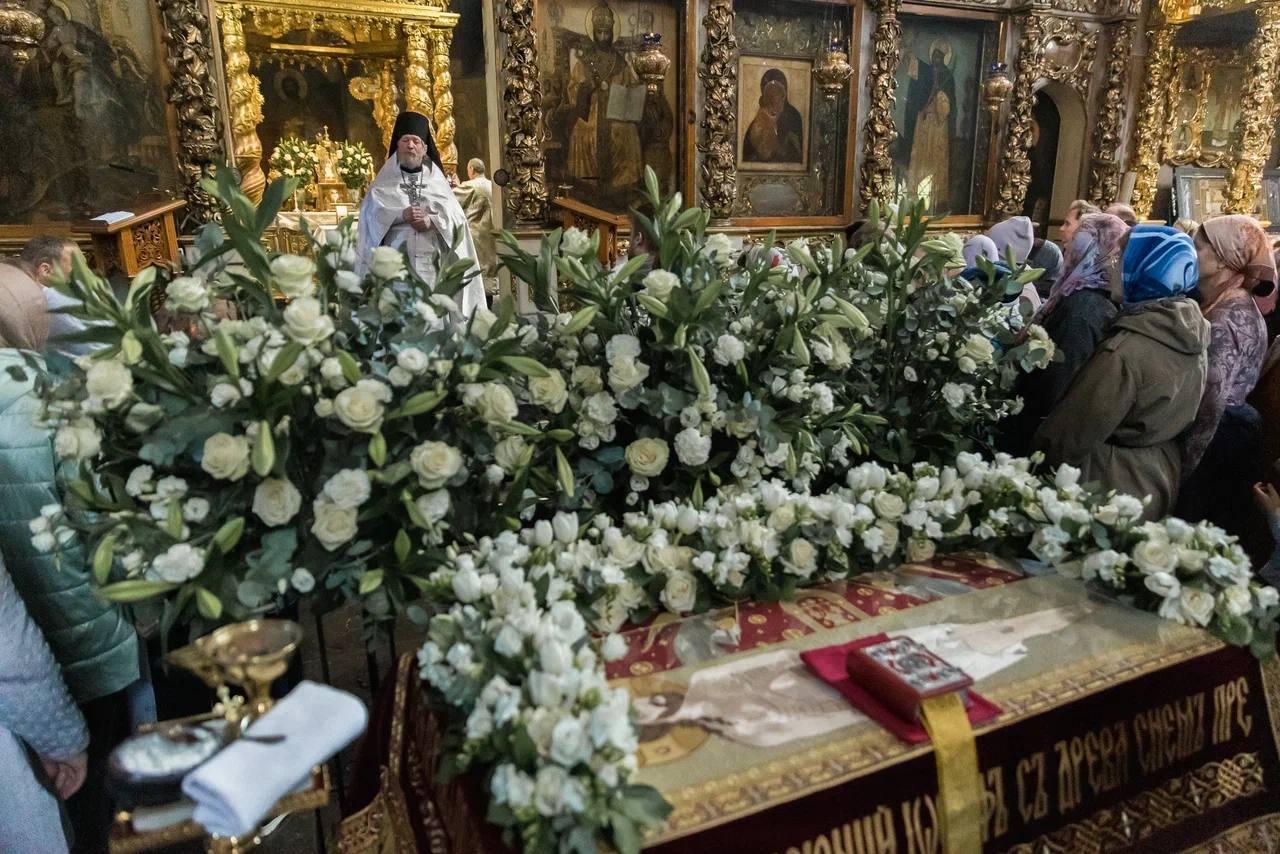 «Сия суббота есть преблагословенная, в ней же Христос уснув воскреснет тридневен»: собор духовенства монастыря совершил богослужения Великой Субботы