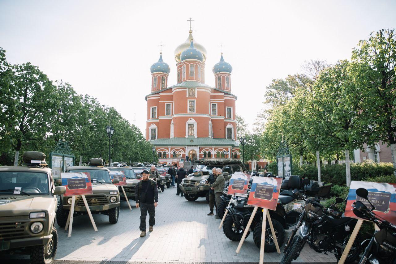 В Донском монастыре освятили транспортную технику для участников СВО