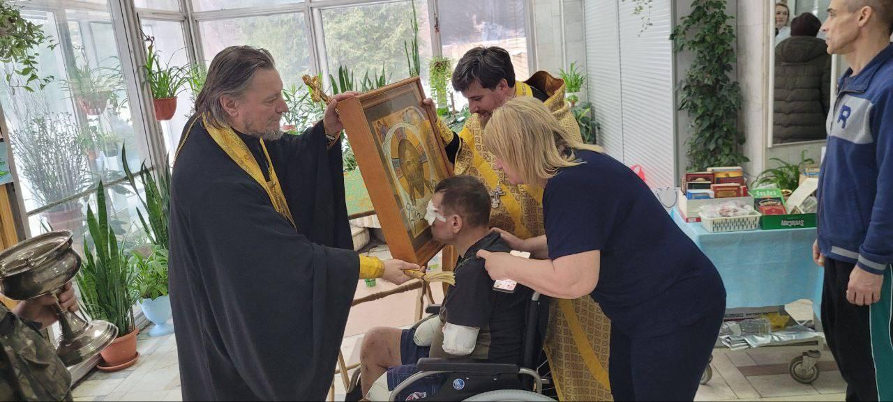 Братия Донского монастыря посетила Военный госпиталь имени Бурденко